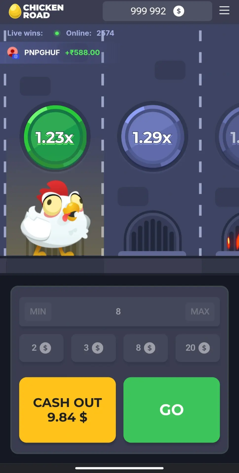 Chicken Road gameplay with the hen crossing lanes and the multiplier rising
